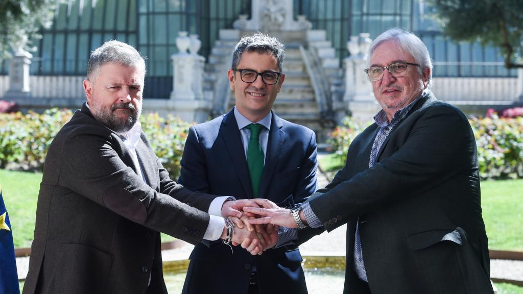 El presidente de CSIF Justicia, Javier Jordán de Urríes; el ministro de la Presidencia, Justicia y Relaciones con las Cortes, Félix Bolaños y el secretario federal de la Administración General del Estado de UGT, Carlos Álvarez.