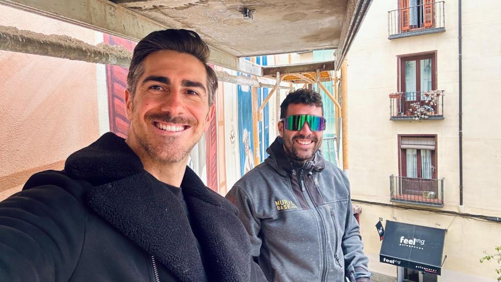 Félix Díaz Escauriaza y Erik Air durante la elaboración del mural de 'Reina Roja'.