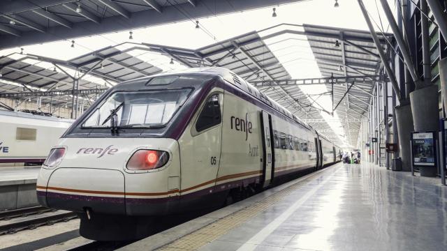 Tren en una plataforma de la estación de Renfe.