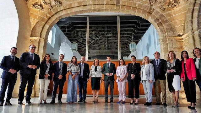 Imagen de representantes del PP antes del debate sobre la iniciativa sobre el tren litoral en el Parlamento andaluz.