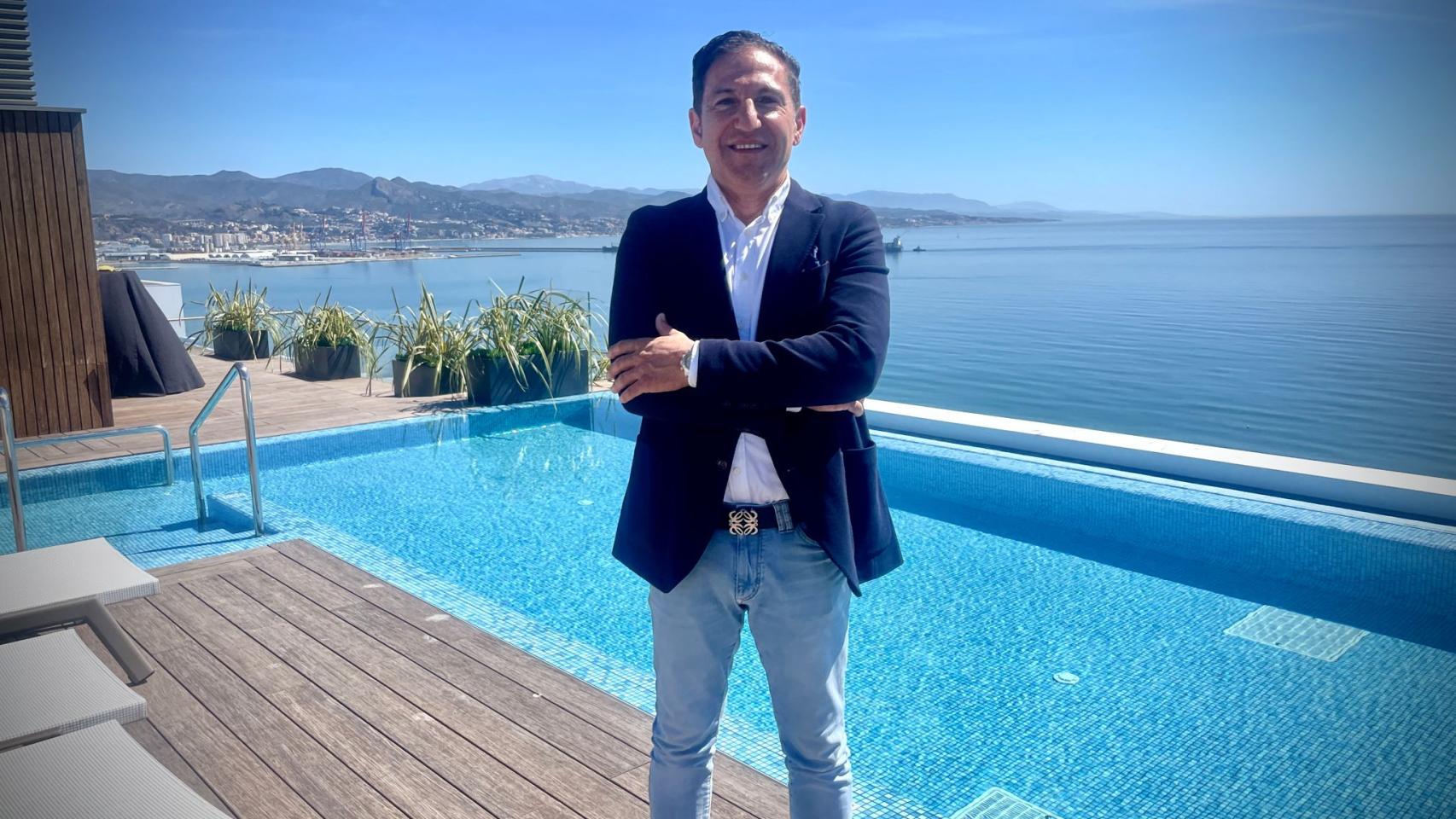 Antonio del Paso, el primer comprador de uno de los apartamentos de Sierra Blanca Tower, posa en el ático de la torre.