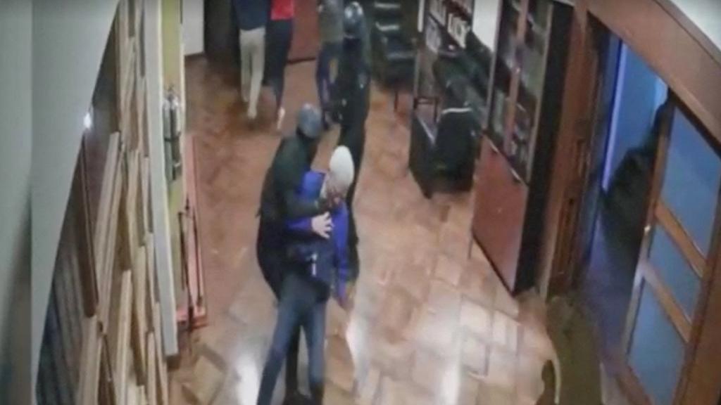 Imágenes de vigilancia de la embajada mexicana en Quito durante el asalto de las autoridades ecuatorianas.