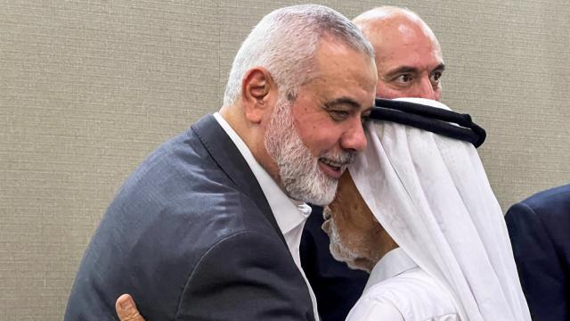 Ismail Haniya, líder de Hamás, recibe las condolencias de un conocido, este jueves en Doha.