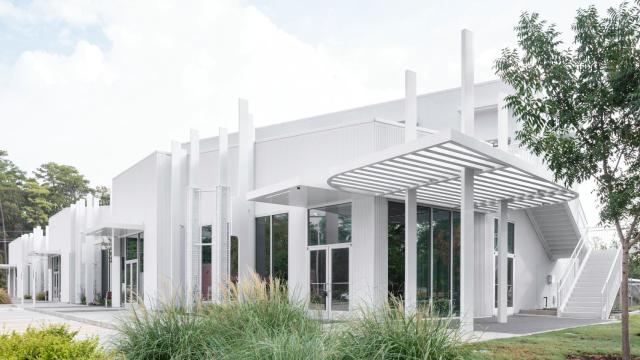 Fachada del edificio Promenade en Houston (Texas)