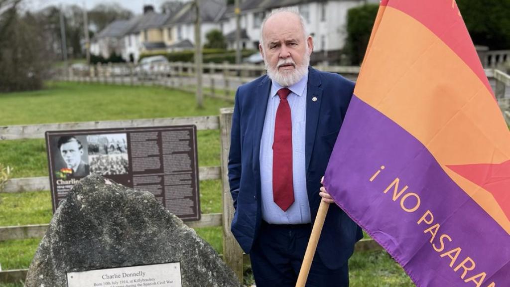 Francie Molloy junto a la tumba del poeta irlandés Charlie Donelly, muerto en la batalla del Jarama durante la Guerra Civil
