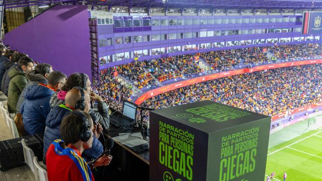 Sistema de narración para personas invidentes en un partido de la selección española de fútbol.