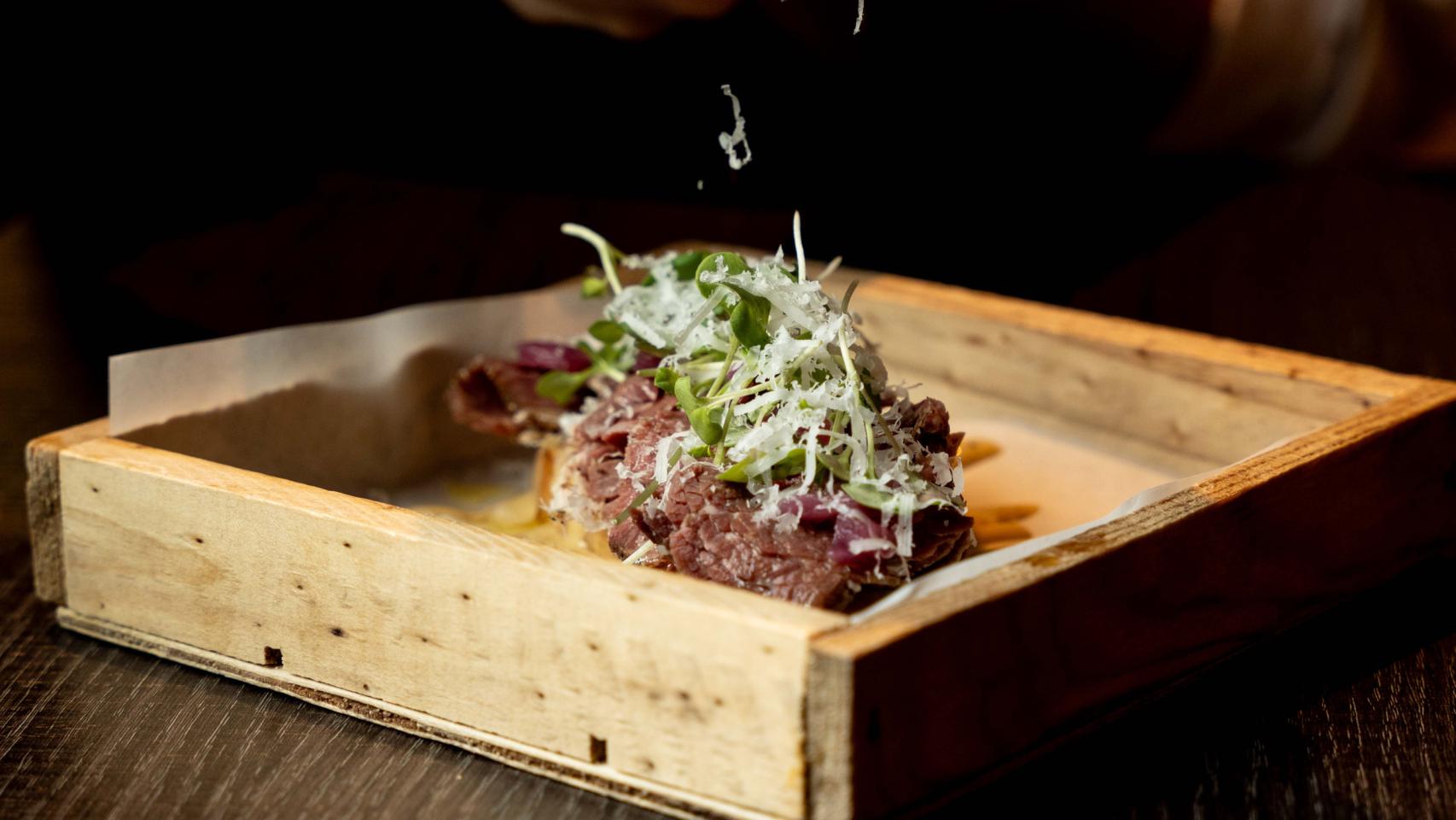 Disfruta de un pintxo más vino seleccionado por 4,95€.