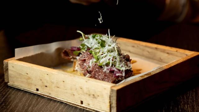 Disfruta de un pintxo más vino seleccionado por 4,95€.