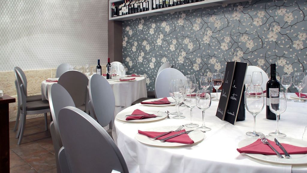 Las mesas a punto en el restaurante