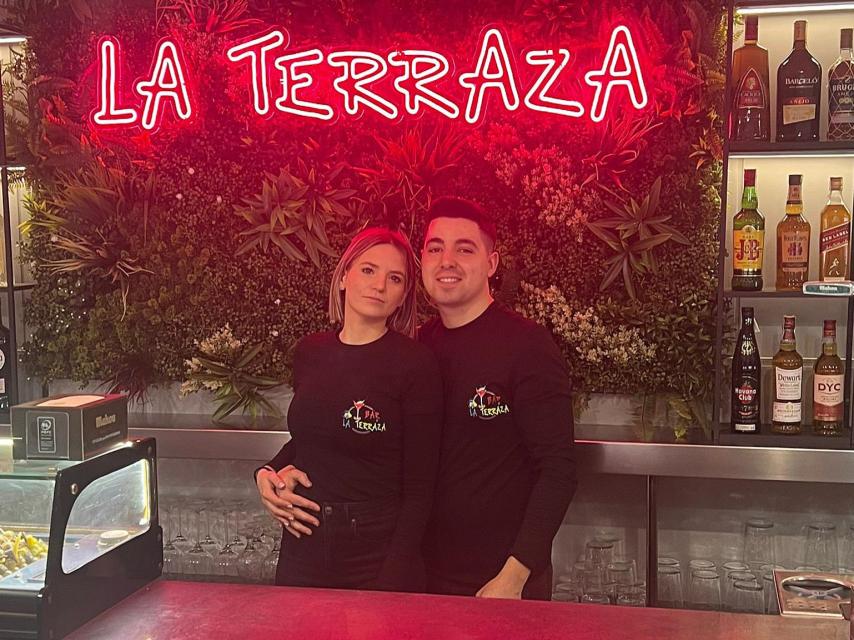 Jesús y su novia en el Bar La Terraza