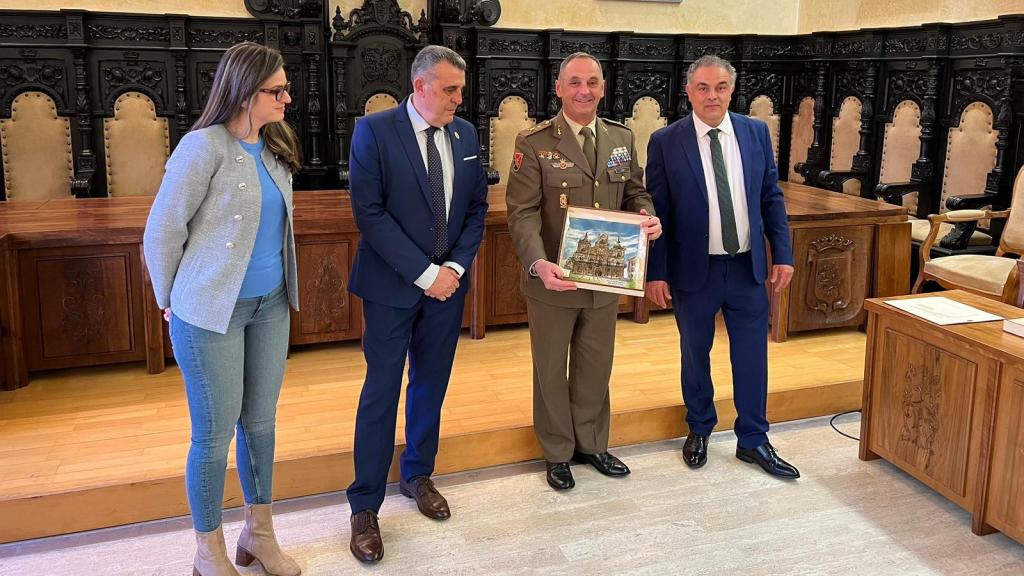 El equipo de Gobierno de Astorga recibe al general de brigada Vicente Torres Vázquez