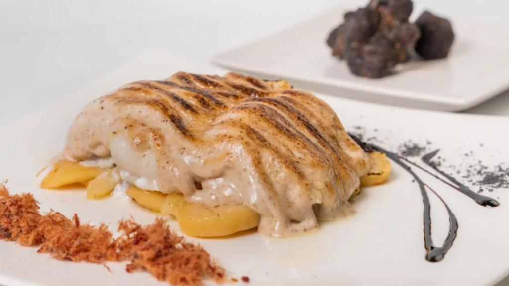 Lomo de bacalao al gratén de ajo o trufa negra sobre cama de patatas con reducción de módena y terciopelo de jamón.