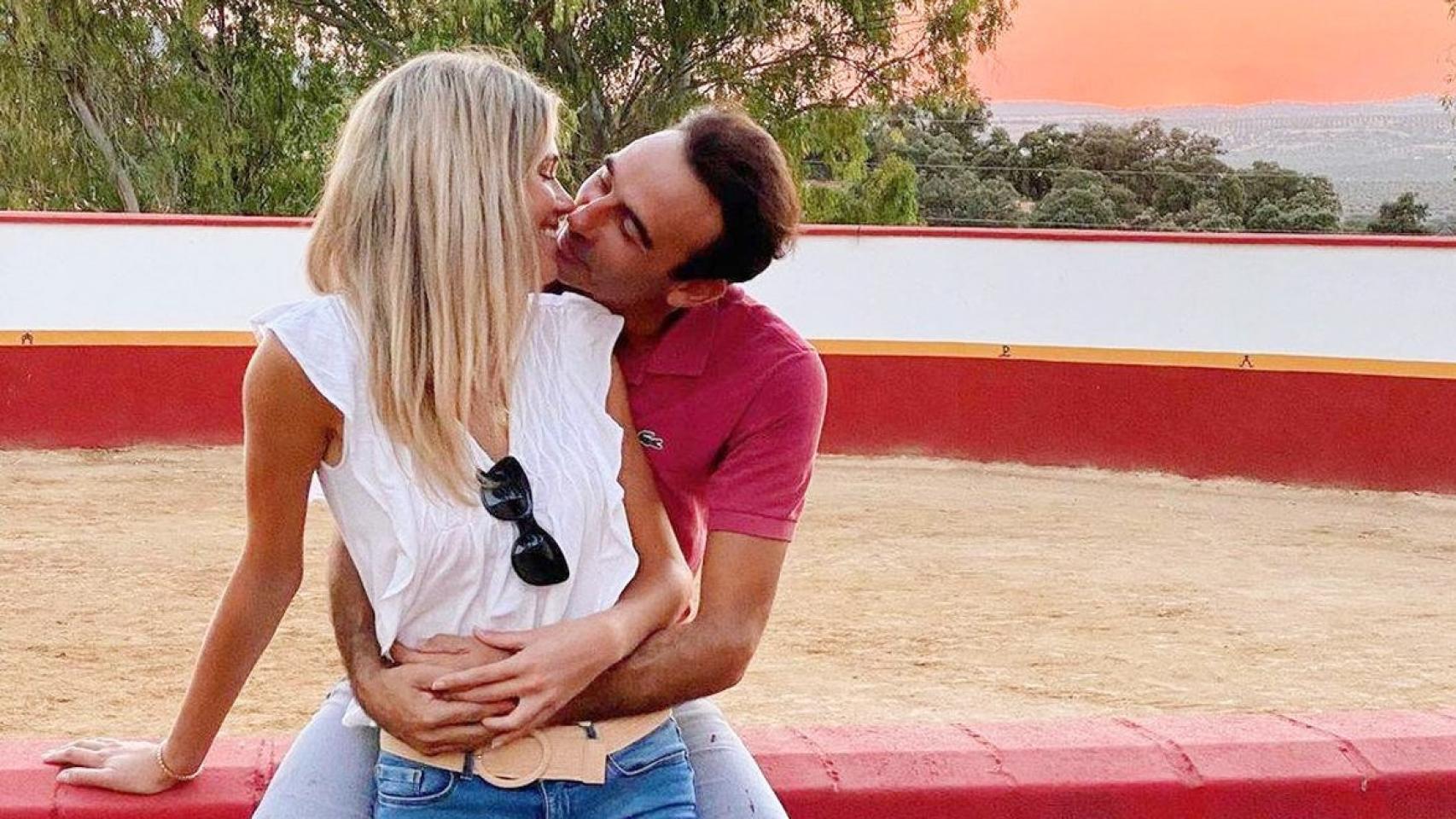 Ana Soria junto a Enrique Ponce en una imagen de sus redes sociales, besándose.