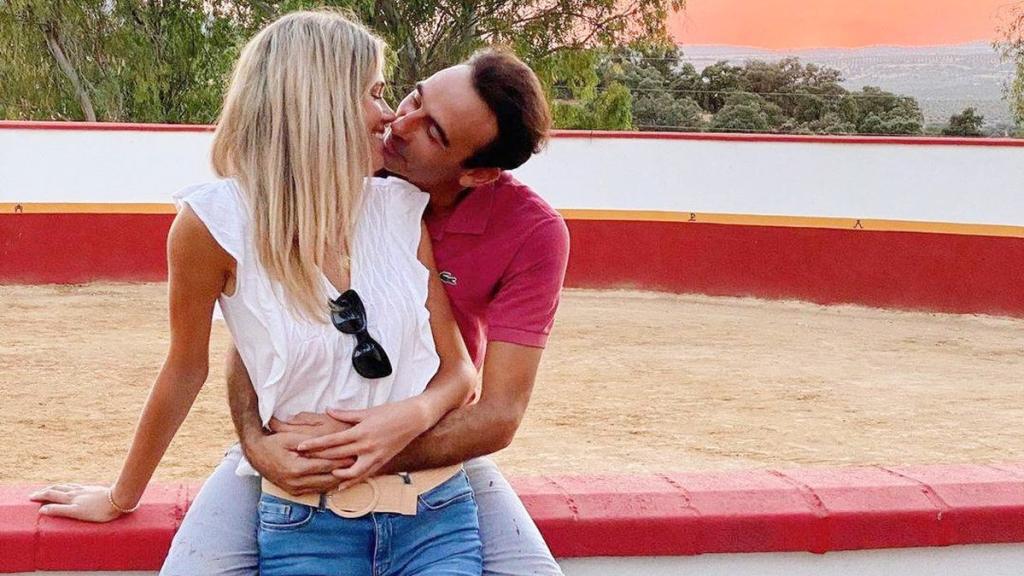 Ana Soria junto a Enrique Ponce en una imagen de sus redes sociales, besándose.