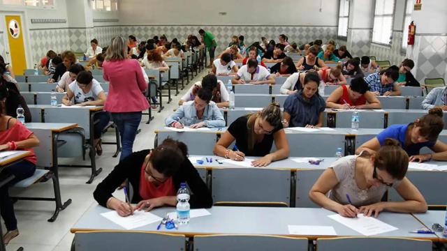 Varios aspirantes a unas oposiciones durante el examen.