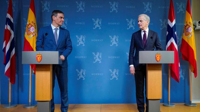 El presidente del Gobierno, Pedro Sánchez, y el primer ministro noruego,  Jonas Gahr Store, este viernes en Oslo.