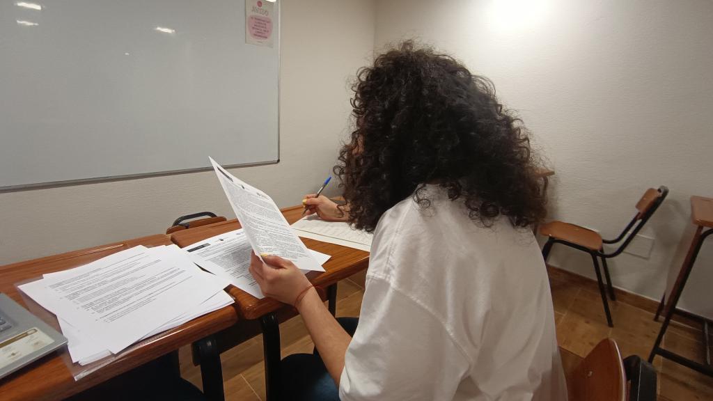 Leticia Fernández, profesora, analizando las EBAU de 2023.