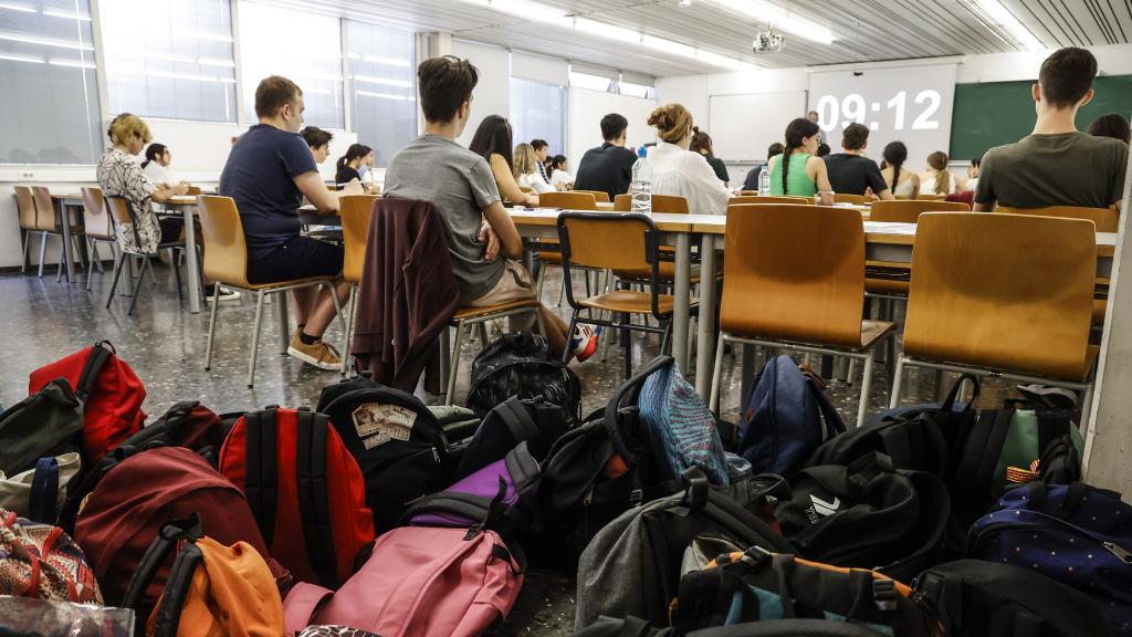 Un grupo de alumnos, en un examen de la EBAU.