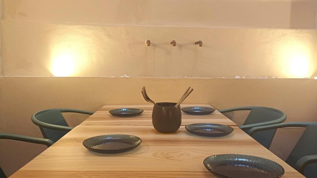 El patio del local de La Latería con fuentes de agua y luz cálida.