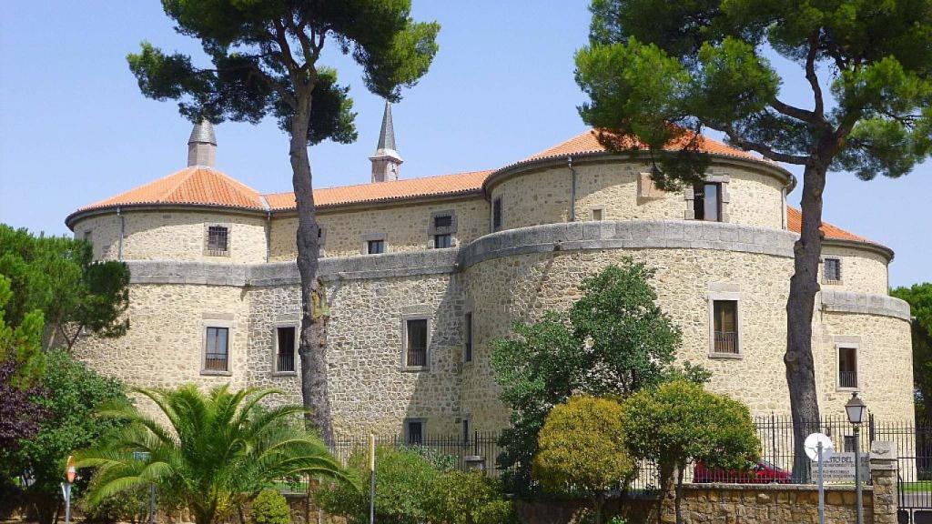 Fachada del castillo de Villaviciosa de Odón