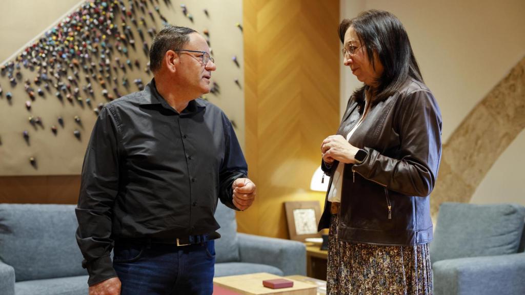 Julián García, junto a la presidenta del parlamento valenciano, Llanos Massó.