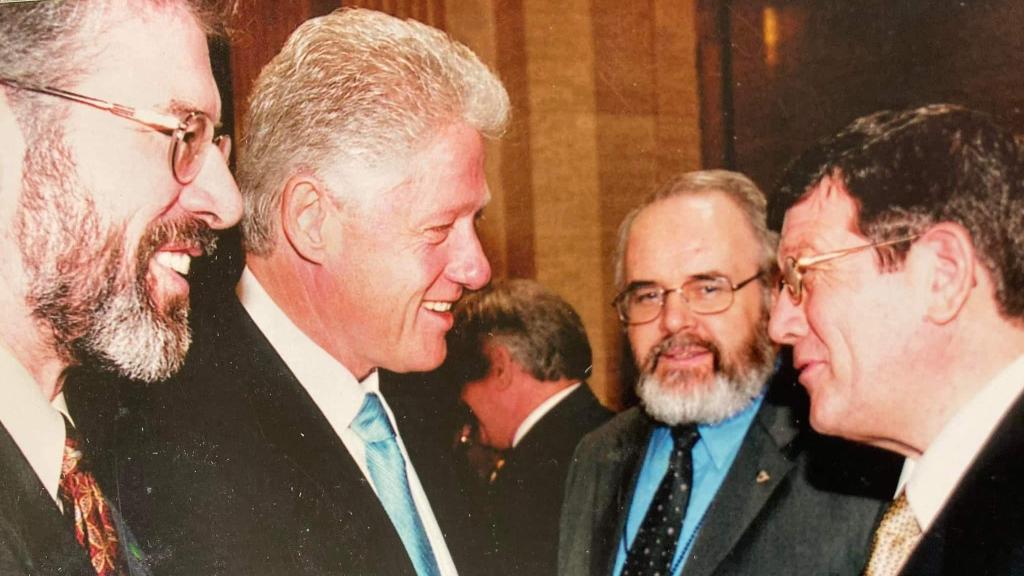 Bill Clinton estrecha la mano a Pat Doherty, que se encuentra con Gerry Adams (izq) y Francie Molloy (al fondo), todos miembros del Sinn Féin