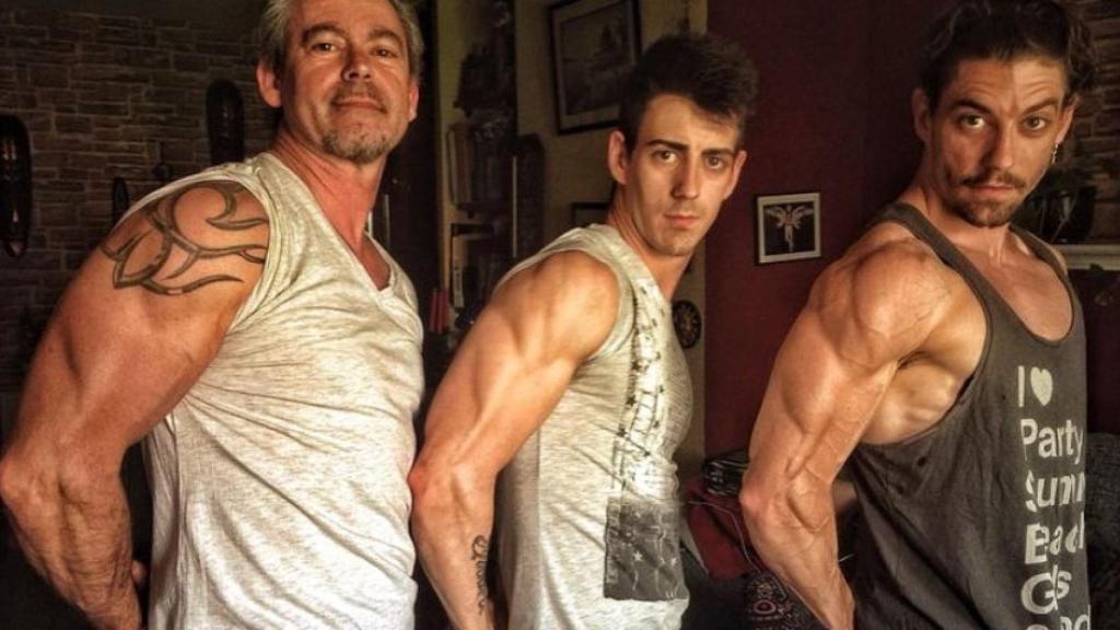 El actor madrileño junto a su padre y hermano.