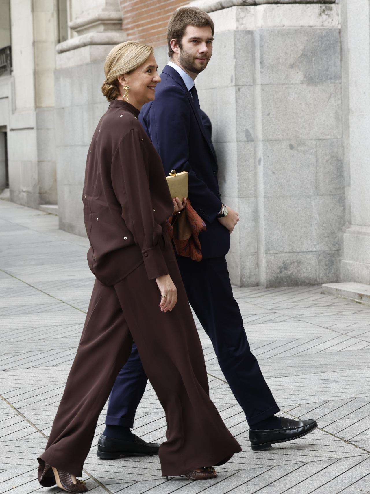 La infanta Cristina y su hijo, Juan Urdangarin, en la boda de José Luis Martínez-Almeida y Teresa Urquijo.
