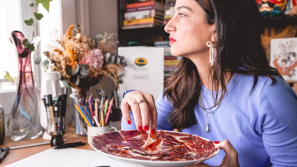 La ilustradora Ana Jarén comiendo jamón.