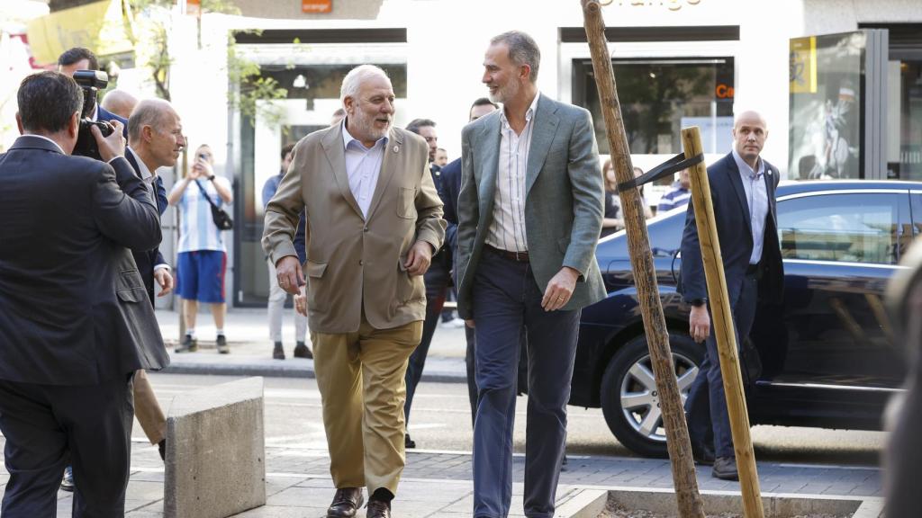 Felipe VI y José Luis López-Linares, entrando al cine, este 12 de abril.