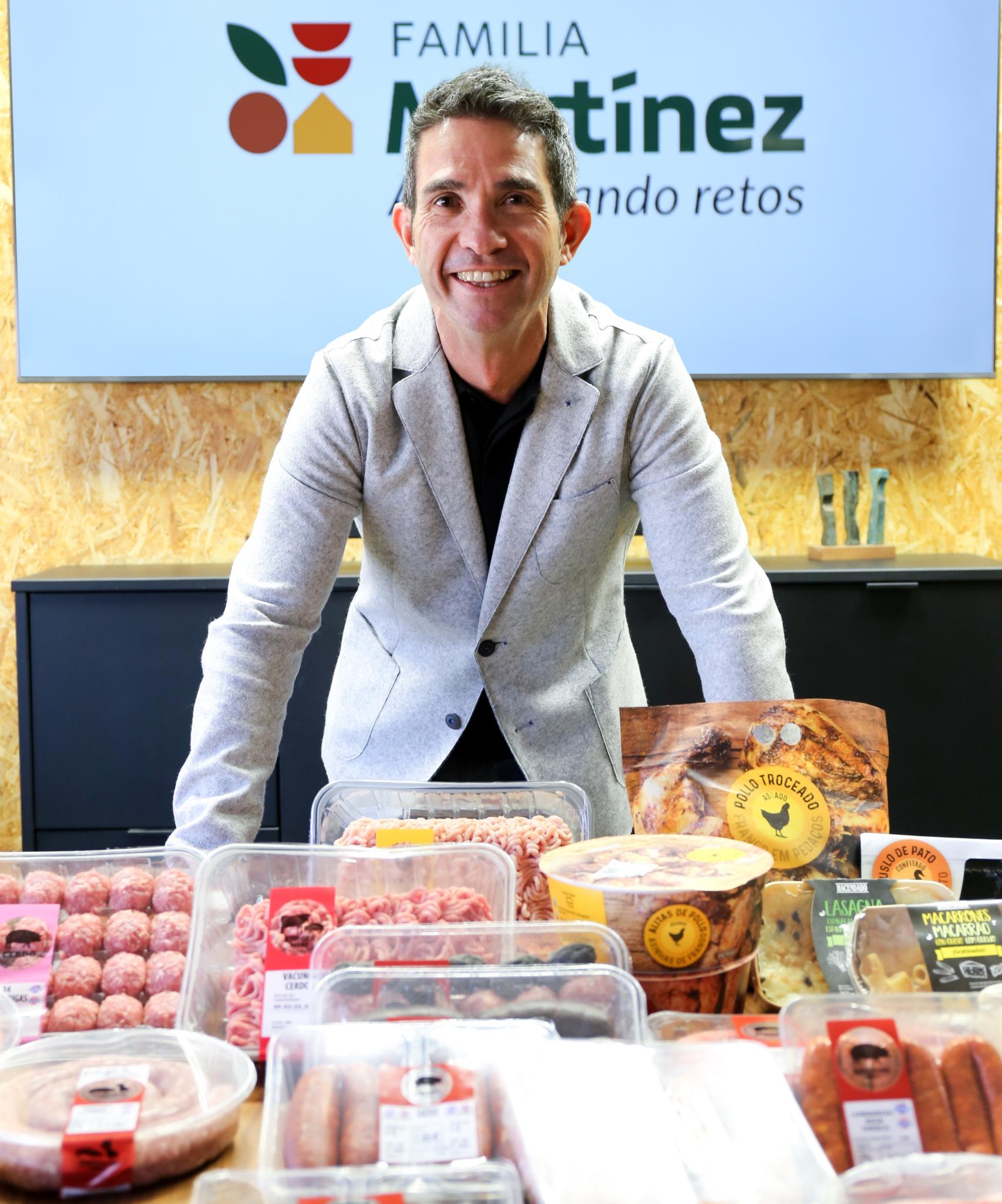Raúl Martín posa con los productos que fabrica para Mercadona.