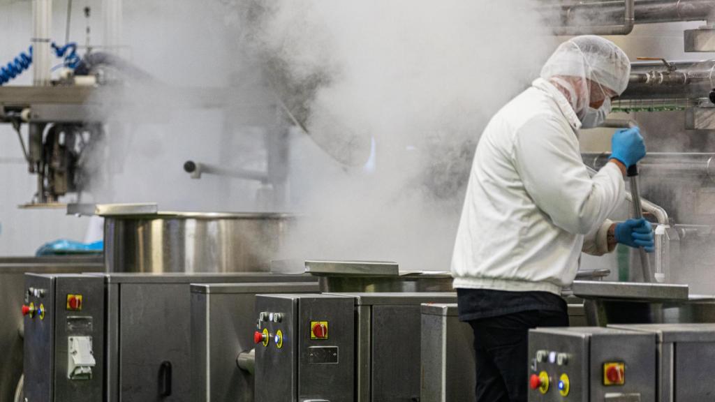 Cocinado de los platos tradicionales por parte de los empleados.