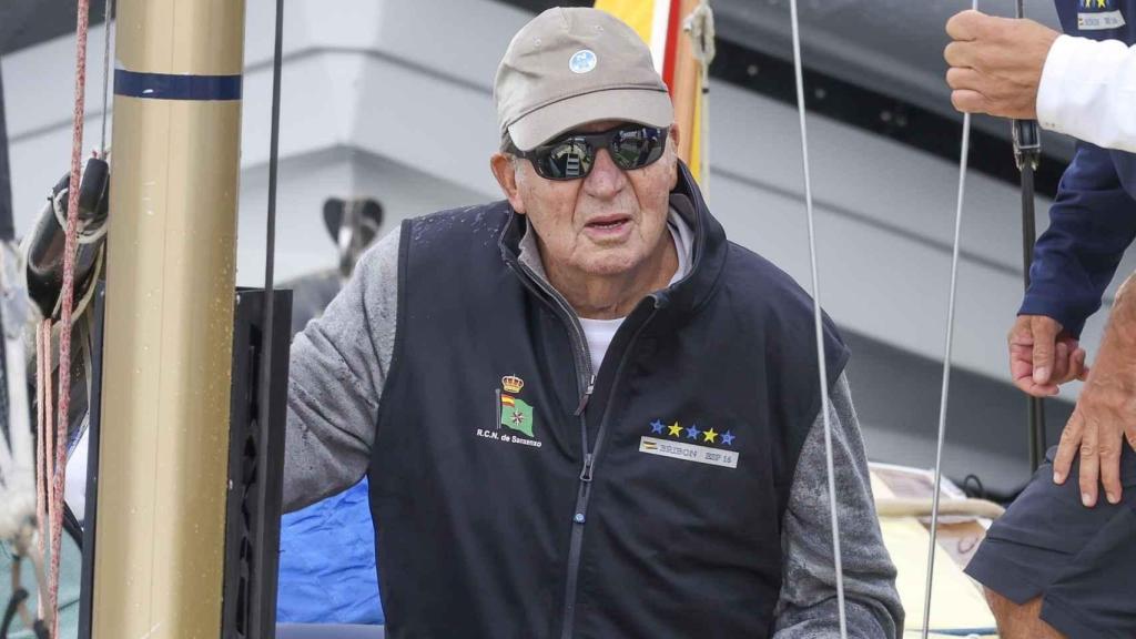 El rey emérito Juan Carlos I a bordo del 'Bribón'.