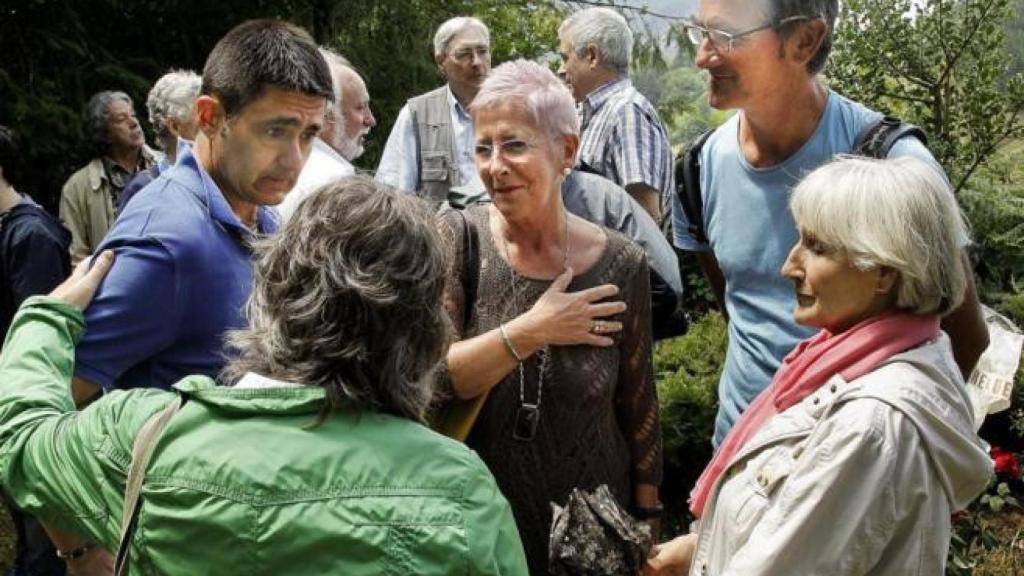Maixabel Lasa (centro) en un homenaje a Juan María Jáuregui. A su derecha, Ibon Etxezarreta , quien participó en el asesinato.