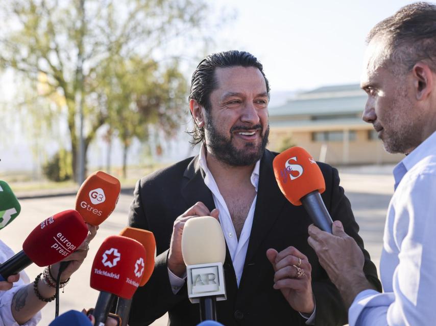 Amargo, sonriendo emocionado ante la prensa, este viernes, a las puertas de Soto del Real.