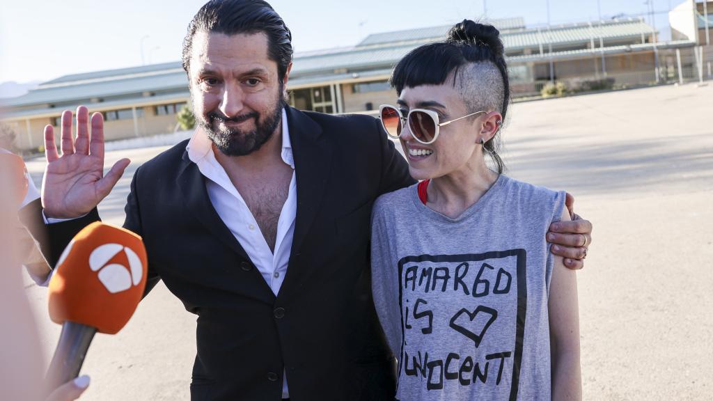 Rafael Amargo, emocionado, junto a su mujer, Luciana, este viernes, tras alcanzar la libertad provisional.