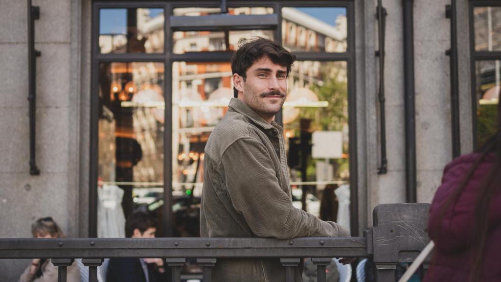 El actor posa para la entrevista junto a una boca de metro.