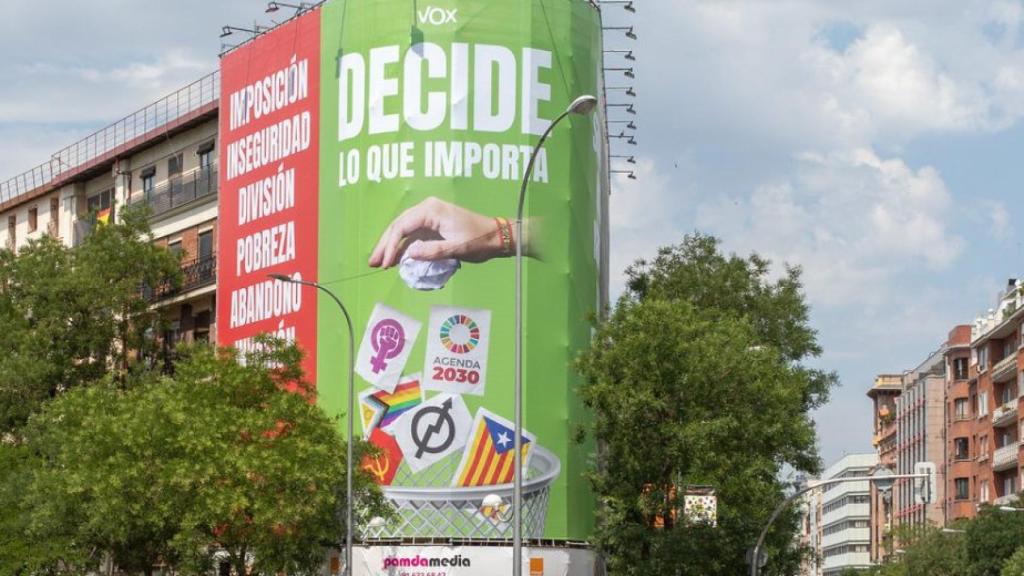 Lona desplegada por Vox en la Calle Alcalá para las elecciones generales del 23-J