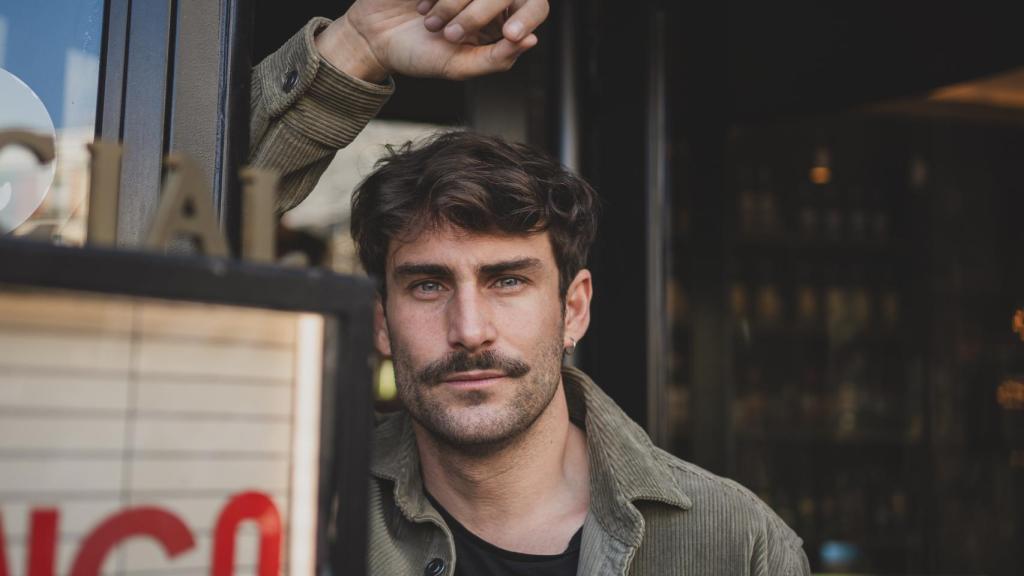El actor posa junto a la entrada del restaurante donde se realiza la entrevista.