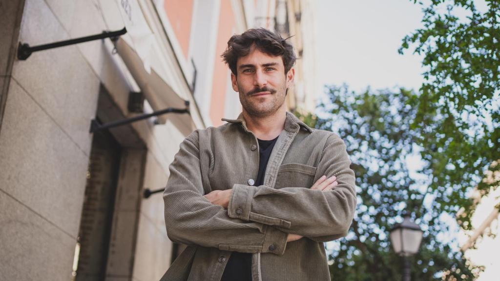 Fernando Guallar posa con los brazos cruzados.