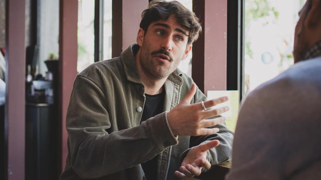 Guallar gesticula durante la entrevista con este periódico.