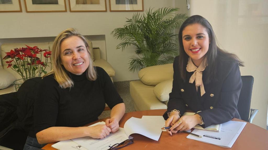 La concejala Nayma Beldjilali con la delegada de la Fundación la Caixa en Alicante y Murcia, Lourdes Toribio.