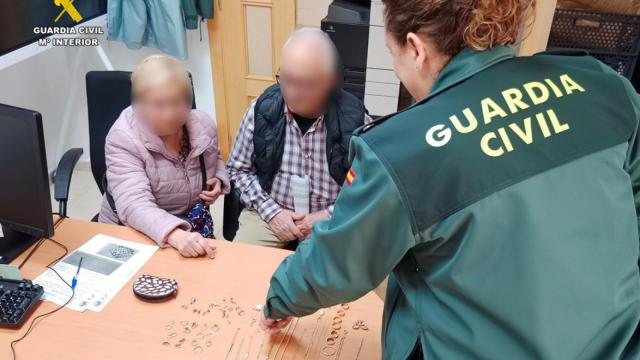 Las víctimas, reconociendo sus joyas en el cuartel de la Guardia Civil de Villajoyosa.