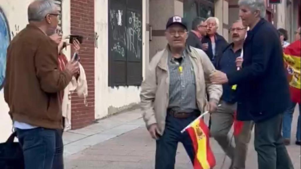 El presunto agresor, en el centro de la imagen