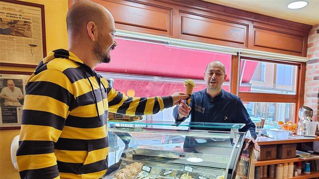 Lázaro sirviendo un helado en la Cafetería-Pastelería-Heladería Castilviejo de Medina de Rioseco