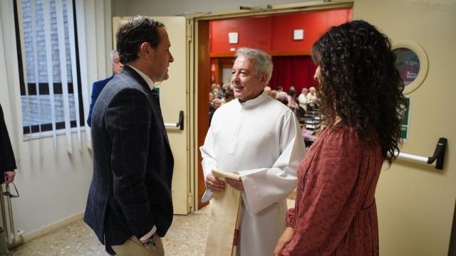 El obispo emérito de Santander y Conrado Íscar antes de la misa