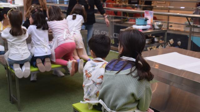 Varios niños participan en los talleres de creación de trufas de Vallsur.
