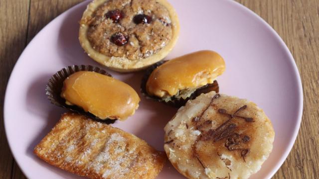 Variado de distintos postres asturianos.