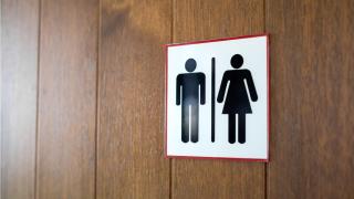 ¿Se puede entrar al baño de un bar sin consumir? Esto es lo que dice un abogado