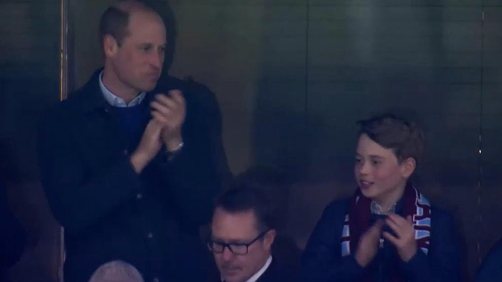 El príncipe Guillermo y su hijo George en el partido de fútbol del Aston Villa.